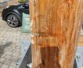 Bild: Johannes Wagner/exb
In der Nacht auf den 1. Mai, wurde der Maibaum in Waldeck angesägt. Der Schnitt ist deutlich zu erkennen. Um den Baum zu sichern wurde eine Manschette angebracht. Wie es mit dem Maibaum weitergeht, muss jetzt ein Förster klären.