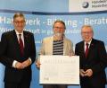 Bild: Foto Graggo/exb
Klaus Blobner (Mitte) aus Vohenstrauß erhält von Kammerpräsident Georg Haber (links) und Hauptgeschäftsführer Jürgen Kilger seinen Goldenen Meisterbrief.