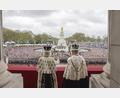 Bild: Chris Jackson/dpa
König Charles III. und Königin Camilla winken nach ihrer Krönung vom Balkon des Buckingham Palace in Richtung der Menge, die sich um das Victoria-Memorial versammelt hat.