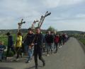 Bild: gm
Mit den drei Pilgerkreuzen aus Dürnsricht, Högling und Pittersberg an der Spitze gehen die rund 250 Pilger zur Mariahilfbergkirche nach Amberg.