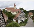 Bild: Petra Hartl
Die Simultankirche St. Vitus in Illschwang im Ensemble mit dem ehemligen Rathaus