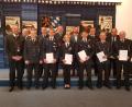 Bild: gi
Landrat Andreas Meier (links) ehrte 12 Feuerwehrmänner und zwei Feuerwehrfrauen für 25 und 40 Jahre ehrenamtliche Dienstzeit aus drei von zehn Feuerwehren der Marktgemeinde Moosbach. Bürgermeister Armin Bulenda (Sechster von rechts), Kreisbrandinspektor Martin Weig (Zweiter von links) und Kreisbrandmeister Thomas Kleber (Vierter von rechts) gratulieren.