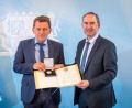Bild: StMWi/A. Heddergott/exb
Markus Brautsch (links) erhält die Bayerische Staatsmedaille für besondere Verdienste um die bayerische Wirtschaft von Wirtschaftsminister Hubert Aiwanger