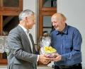 Bild: Ertl, Willi
2. Bürgermeister Thorsten Grädler (links) bedankt sich mit einem Brotzeitkorb beim Solarbotschafter des SFV Amberg, Reinhard Hampel.