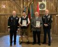 Bild: mor
Christian und Hans Biersack (Mitte von links) aus Grafenwöhr durften sich über den „Good Neighbor Award“ freuen.