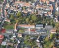 Luftbild: mür
Bis 2026 muss an der Marien-Grundschule eine Ganztagsbetreuung angeboten werden. Als Räume dafür soll das ehemalige Feuerwehrgerätehaus (rechts im Bild) umstrukturiert werden. Damit entsteht ein Grundschul-Campus.