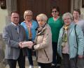Bild: dob
Gertraud Balk, Martha Simacek, Hilde Baierl, Traudl Stich und Ingeborg Bock (von links) bastelten, stickten und kreierten Palmbuschen und Osterdekoartikel. Insgesamt nahmen sie so die stolze Summe von 2144,31 Euro ein, die sie nun an Dekan Alexander Hösl (links) für die anstehende Renovierung der Stadtpfarrkirche übergaben.