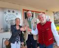 Bild: jua
Bernd (rechts) und Vroni (links) Hofmann feierten Goldene Hochzeit. Darauf stießen sie auch mit dem Nabburger Bürgermeister Frank Zeitler an.
