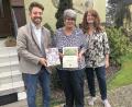 Bild: wro
Zum 80. Geburtstag gratulierten Roswitha Hennebichler Zweiter Bürgermeister Michael Dutz und Tochter Iris Förster.