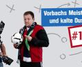Bild: Christian Gold; Marina Gube
Tracer (der mit dem Schnauzer) und Faktenschecki labern in der aktuellen Fehlpass-Folge über Vorbachs Meisterstück, die wahrscheinliche Vorentscheidung im Duell zwischen Katzdorf und Nabburg sowie kalte Duschen und unansehnliche Kabinen.