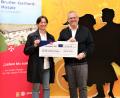 Bild: M. Walk/exb
Oberbürgermeister Andreas Feller überreichte der Hospizleitung des Johannes-Hospiz, Sabine Sudler, den Spendenscheck.