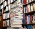 Bild: Frank Rumpenhorst/dpa/Symbolbild
Ein Bücherstapel liegt auf dem Tisch.