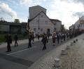 Bild: bk
In einem langen Zug marschierten die Brandschützer zur Kirche und dann zur Waldwirtschaft
