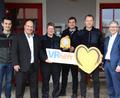 Bild: ffl
In Holzhammer steht nun ein Defibrillator zur Verfügung (von links): Oliver Straub, Hans-Peter Schmidt, Kommandantin Anja Mayerhofer, Zweiter Vorsitzender Andreas Gräf, Vorsitzender Stefan Kumeth und Klaus Wild.