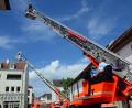 Bild: Kunz
Beim "Tag der offenen Tür" der Feuerwehr Weiden war allerhand geboten – zum Beispiel ein Ausflug mit der Drehleiter.