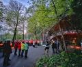 Bild: Ferdinand Sperber/exb
Zur Maiandacht bei Kerzenschein und mit musikalischer Begleitung der Waldsassener Blechbläser durfte Stadtpfarrer Dr. Thomas Vogl an der Lourdesgrotte mehr Mitbetende als erwartet begrüßen.