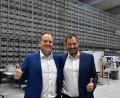 Bild: Petra Hartl
Strahlende Gesichter: Die Elasto-Geschäftsführer Frank (links) und Marcus Sperber setzen große Hoffnungen auf ihr hochmodernes Logistikzentrum in Sulzbach-Rosenberg.