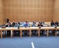 Bild: Würth, Wolfgang
Im großen Saal am Landgericht Weiden musste eine zweite Tischreihe angebaut werden, um allen Angeklagten samt Verteidigern und Dolmetschern einen Platz bieten zu können.