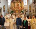 Bild: rpp
Die Familien der diesjährigen Kommunionkinder spendeten für andere Kinder. Der stolze Betrag von 425 Euro kommt der neuen Kinderfeuerwehr „Floris Löschbande“ in Unterbruck zugute. Neben den Vertretern der Feuerwehr, Holger Phillip und Martin Stangl, sind Pfarrer Heribert Stretz und Julia Manze, als Vertretung der Kommunioneltern im Bild.