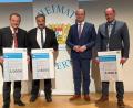 Bild: Petra Reil, Marktgemeinde Waldthurn/exb
Bürgermeister Anton Kappl, Bürgermeister Josef Beimler, Minister Albert Füracker und Marktrat Thomas Kleber (von links) freuen sich über die Förderung.