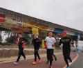 Bild: Wolfgang Wild/exb
Wolfgang Wild (rechts) geht auch in China seiner großen Leidenschaft nach: dem Marathon. In einer Laufgruppe hält er sich fit.