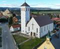Archivbild: nza
Der Turm der katholischen Kirche in Thumsenreuth wurde kürzlich renoviert. Offen sind noch notwendige Arbeiten am Dach des Kirchschiffes, die aus Kostengründen zurückgestellt werden mussten.