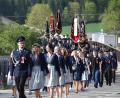 Bild: bö
Die Farbtupfer im Meer der blauen Feuerwehruniformen sind beim Festzug anlässlich der 125-Jahr-Feier der Feuerwehr Adertshausen die Festdamen.