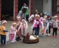 Bild: vsr
Als Hühner verkleidet zeigten die Buben und Mädchen im Kinderhaus St. Marien beim Frühlingsfest ihre Tanzkünste.