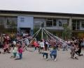 Bild: gz
Die Mädchen und Buben lassen beim Maifest in der Schule den Bandltanz aufleben.