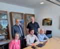 Bild: Fabian Polster/Landratsamt Tirschenreuth/exb
Der neue IT-Betreuer Sebastian Witt (Mitte) in Aktion. Mit dabei sind (von links) Schulamtsdirektorin Martina Puff, Landrat Roland Grillmeier, Stefan Kleber (Sachgebietsleiter EDV am Landratsamt) und Michael Knott (IT-Betreuer der kreiseigenen Schulen).