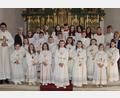 Bild: mmj
Die Kommunionkinder der Pfarreiengemeinschaft Schönsee-Weiding mit (von links) Pfarrer Wolfgang Dietz, PGR-Sprecherin Betty Wirnshofer, den Ministranten, sowie (von rechts) Hannelore Hopfner und Gemeindereferent Christian Glaser.