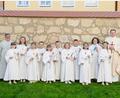 Bild: Doris Köhler/exb
Die Erstkommunionkinder der Klasse 3b/c mit Stadtpfarrer Thomas Kraus (rechts) und Gemeindereferent Jochen Gößl (links).