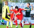 Bild: Schrems
Der Mitterteicher Matthias Männl (rechts) kommt gegen Soner Uluca (Mitte) und Torwart Nikolai Sauernheimer vom SC Großschwarzenlohe zu spät. Der SV Mitterteich verlor sein Heimspiel am Dienstagabend unglücklich mit 2:3.