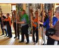 Bild: ubb
Keine große Kunst steckte dahinter, einigen Gästen einen alten Christbaum als neu bearbeitete, kunstvolle "Stele" in die Hand zu drücken. Die Besucher der neuen Kunstausstellung im Badehaus Maiersreuth nahmen kritiklos diese Stelen in die Hand und ließen sich sogar damit ablichten. Schön für die alten Christbäume: Deren kurzes Leben bekam ein öffentliches Comeback. Ob das Kunst ist, muss der Betrachter selbst für sich herausfinden.