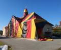 Bild: kaz
Im Leichenhaus in Erbendorf ist der Wurm drin. Deshalb wird das Gebäude bis Freitag, 15. Mai, begast. Damit das Gas nicht austritt, wird das Gebäude in eine Spezialfolie gehüllt.