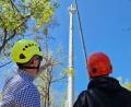Bild: Dobler
Stefan Klein vom Landeskriminalamt (links) als Auftraggeber für den Funkmast bei Traunricht. und der zuständige Planer Steffen Maltusch beobachten gemeinsam, wie in über 40 Meter Höhe eine Stahlplattform am Mast installiert wird.
