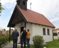 Bild: frd
Nach der gemeinsamen Maiandacht sind Dorfkapelle und Dorfplatz von Pfarrer Herbert Rösl gesegnet worden.