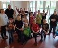 Bild: lei
Einige Hirschbacher Wasserwacht-Kinder tragen noch die Übungsverbände aus der Erste-Hilfe-Schulung mit Jugendleiterin Simone Steger und Ausbilder Robert Scheler.