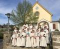 Bild: gri
Die Erstkommunionkinder aus der Pfarreiengemeinschaft Johannisberg mit Pfarrer Moses Gudapati vor der Wutschdorfer Kirche.