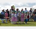 Bild: wrm
Maifest in der Kinderoase St. Emmeram in Windischeschenbach kommt bei Groß und Klein bestens an.