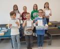Bild: Grundschule Mitterteich/exb
Beim Känguru-Wettbewerb an der Grundschule Mitterteich erfolgreich waren (hinten, von links) Sarah-Leah Broda, Hannah Rosner, Luisa Haberkorn, Joselina Teubner sowie (vorne, von links) Theo Neumann sowie zweiter Sieger Kai Thurn und Siegerin Emma Dötterl.