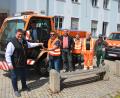 Bild: jr
Große Freude bei der Stadt Mitterteich und dem städtischen Bauhof. Ausgestattet mit zwei neuen Fahrzeugen, einem "Lindner-Unitrac" (links) und einem VW-Transporter für die Stadtgärtnerei geht es in die Zukunft. Darüber freuen sich (von links) Verkaufsleiter Jürgen Rieger, Bürgermeister Stefan Grillmeier (sitzend), Bauhofleiter Wolfgang Stark, Thomas Siller (Bauamt), die Mitarbeiter Wolfgang Rosner und Joachim Sommer, sowie Stadtgärtner Willi Kilian.
