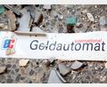 Symbolbild: Patrick Pleul/zb/dpa
Splitter und ein Schild mit der Aufschrift „Geldautomat“.
