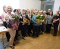 Bild: R. Kreuzer
Die Ehrung langjähriger Mitglieder nehmen Vorsitzende Christine Hüttner (Zweite von rechts), Bezirksvorsitzende Angelika Vogl (Dritte von rechts) und Pfarrer Thomas Jeschner vor.