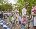 Bild: Zaneta Weidner
Beim Maibaumfest setzen Kindergarten und -krippe in Neunkirchen ganz auf bayerische Tradition.