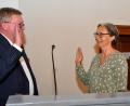 Bild: Petra Hartl
Oberbürgermeister Michael Cerny nahm der neuen grünen Stadträtin Simone Maaß am Montagabend den Eid ab.