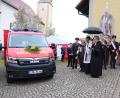 Bild: flt
Pfarrer Klaus Weber und Pater Antony stellten das neue Tragkraftspritzenfahrzeug der Wildenauer Feuerwehr unter den Segen Gottes. In Betrieb ist das Einsatzfahrzeug bereits seit einem Jahr.