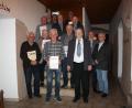 Bild: bjp
Mit Manfred Baumann (hinten, links) und Günther Steinlein (erste Treppenstufe rechts) hat der "Kulmianer"-Gesangverein zwei neue Ehrenmitglieder. Karl Ehemann (erste Stufe links), der seit 65 Jahren Mitglied ist, wurde diese Ehre schon 2019 zuteil. Von rechts Sängergruppenvorsitzender Sigmar Bräutigam, Sängerkreis-Ehrenvorsitzender Herbert Kick, Vereinsvorsitzender German Herath. Zweite Stufe rechts (hinter Günther Steinlein): Sängerkreisvorsitzender Karl Herrmann. Hinten Vierter von links: Chorleiter Heinz Schmidt.