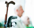 Symbolbild: Uwe Anspach/dpa
Gehstock und Rollator reichen oft nicht - manchmal brauchen Senioren im Pflegefall weitere Hilfsmittel. Ob und wie sie gewährt werden, ist mitunter umstritten. Das zeigt ein Fall aus Schmidmühlen.