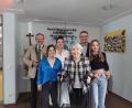 Bild: jua
Karola Renner (Dritte von rechts) feiert 85. Geburtstag. Bürgermeister Frank Zeitler, Sohn Marko Renner, Schwiegertochter Ines Renner und die beiden Enkelinnen Rania und Shirin gratulieren.